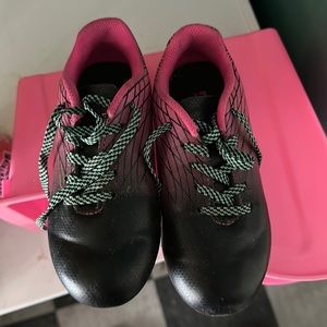 DSG soccer cleats size 11 little kids- used very good condition